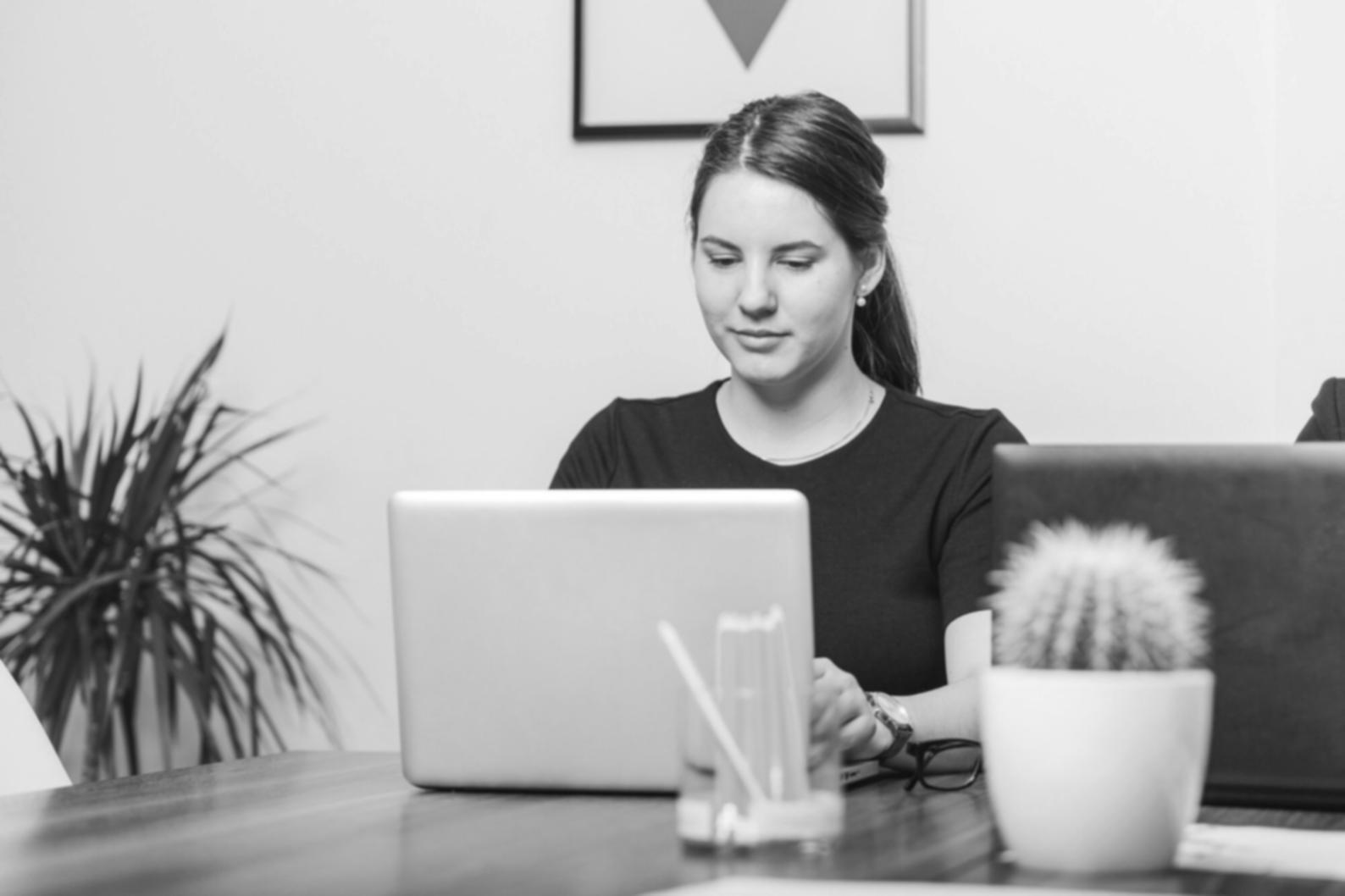 Bureau moderne avec équipements de travail collaboratif