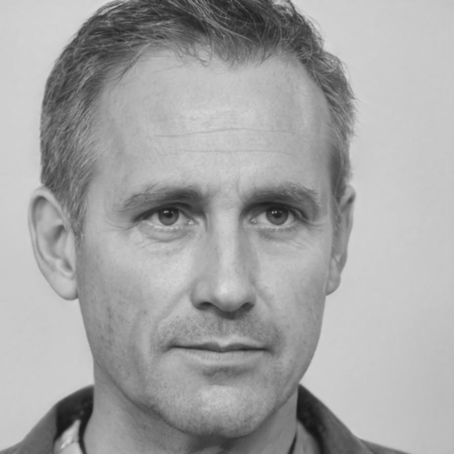 Portrait de Marc Dubois, expert en analyse financière